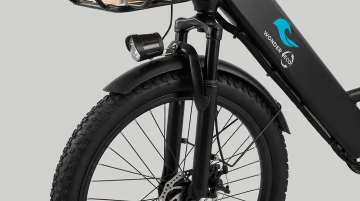 La roue avant du vélo cargo, son frein à disque et sa fourche suspendue.