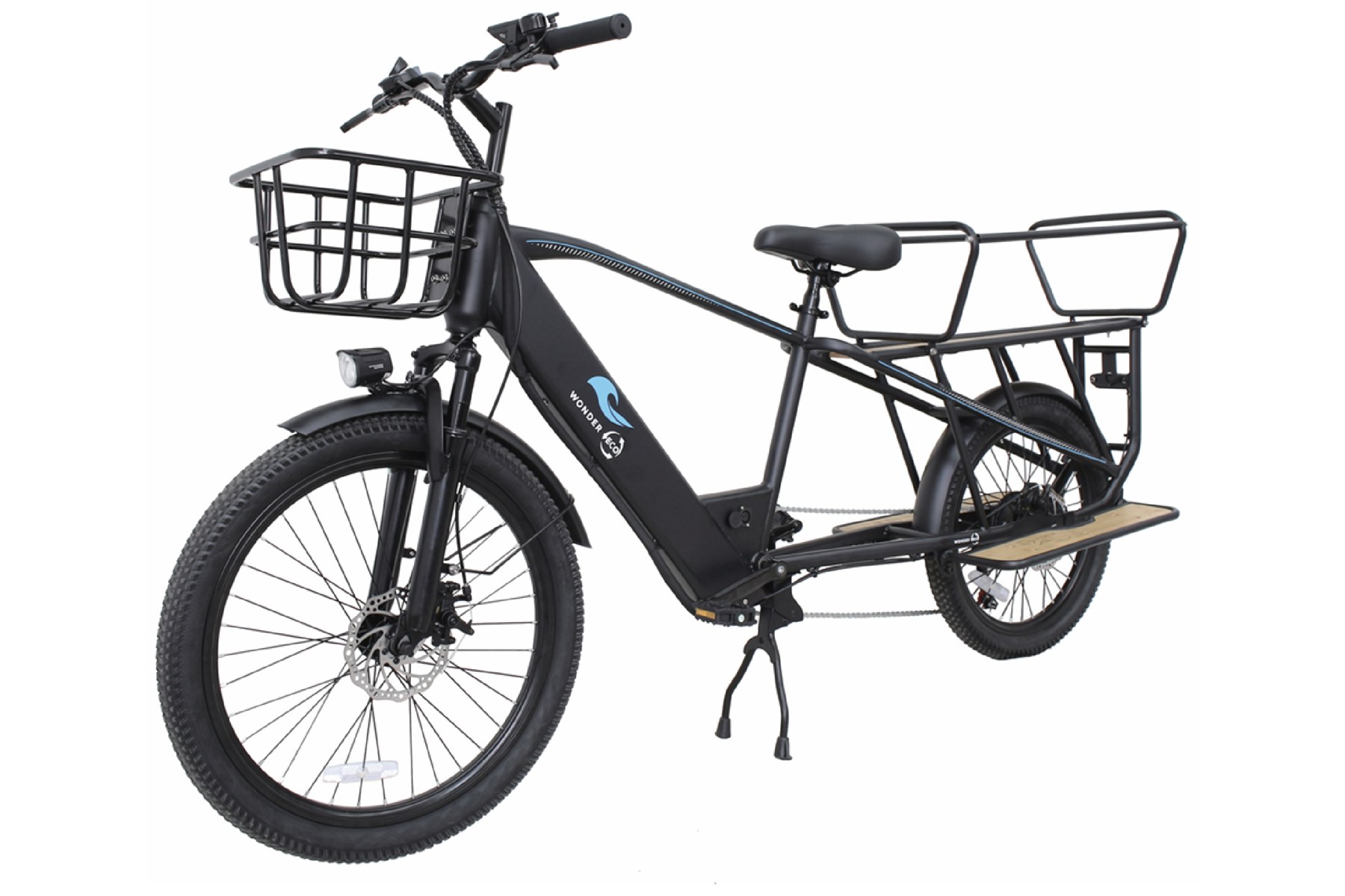 Le Wonder Eco de trois quarts : panier avant, cadre noir à la vague bleue, selle longue et plateau arrière en bois.